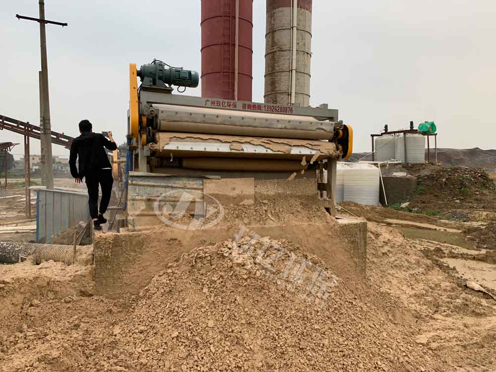 广东阳春洗砂泥浆脱水机处理现场